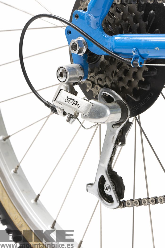 El cambio trasero, junto a los mandos, son toda la presencia de Shimano en la bici. El cambio trasero, junto a los mandos, son toda la presencia de Shimano en la bici.