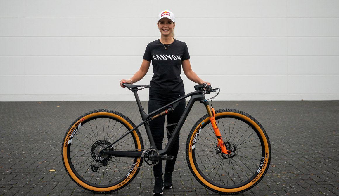 Emily Batty ficha por Canyon