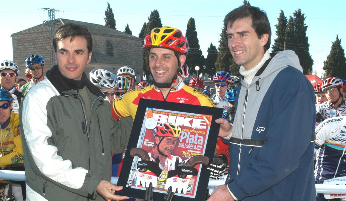 De izquierda a derecha, Julio Vicioso (Director de BIKE), Jose A. Hermida y Guillermo de Portugal en el homenaje al corredor catalán tras su medalla olímpica que tuvo lugar en la edición 2005 de la Clásica de Valdemorillo