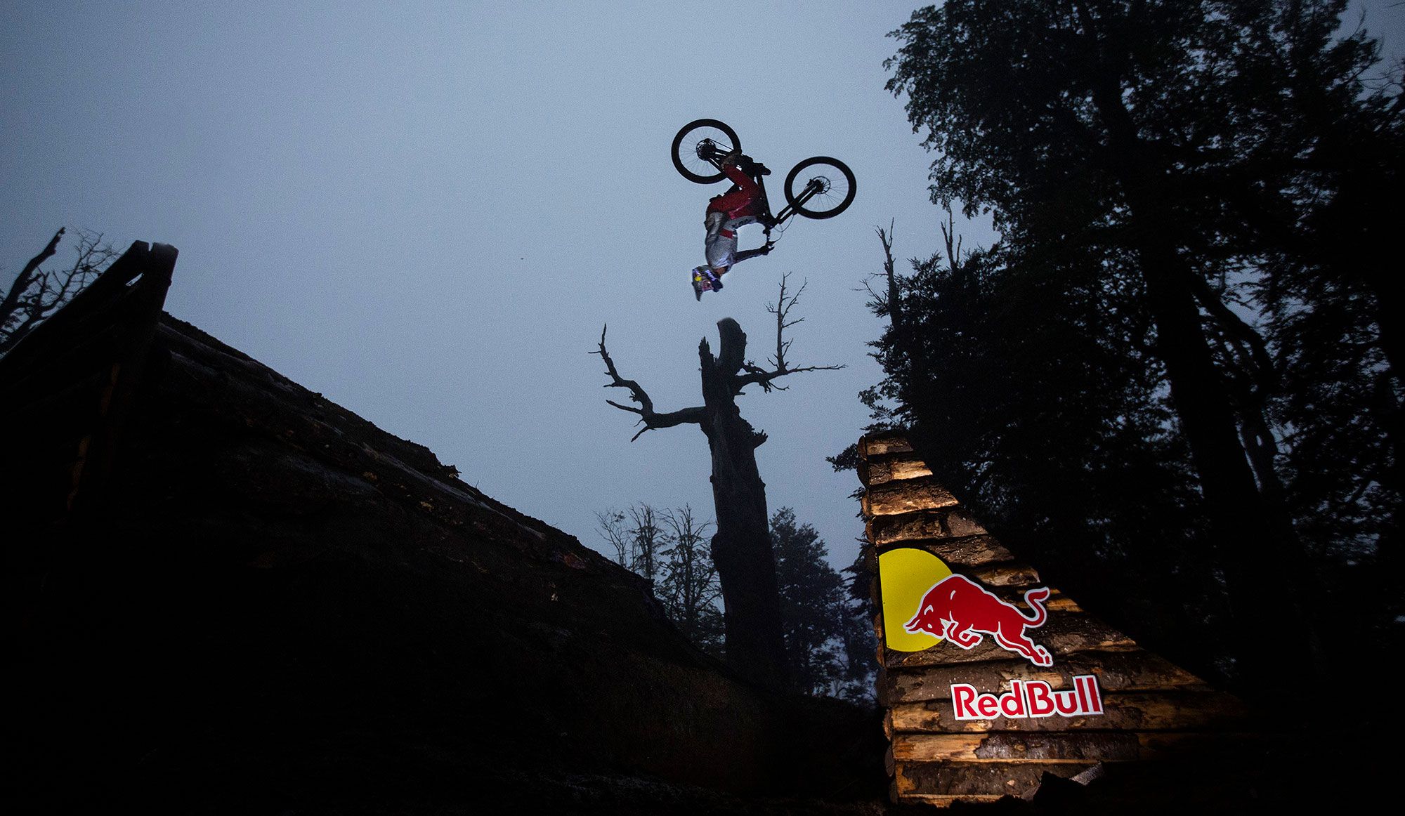 Este raider chileno logra un backflip en la oscuridad