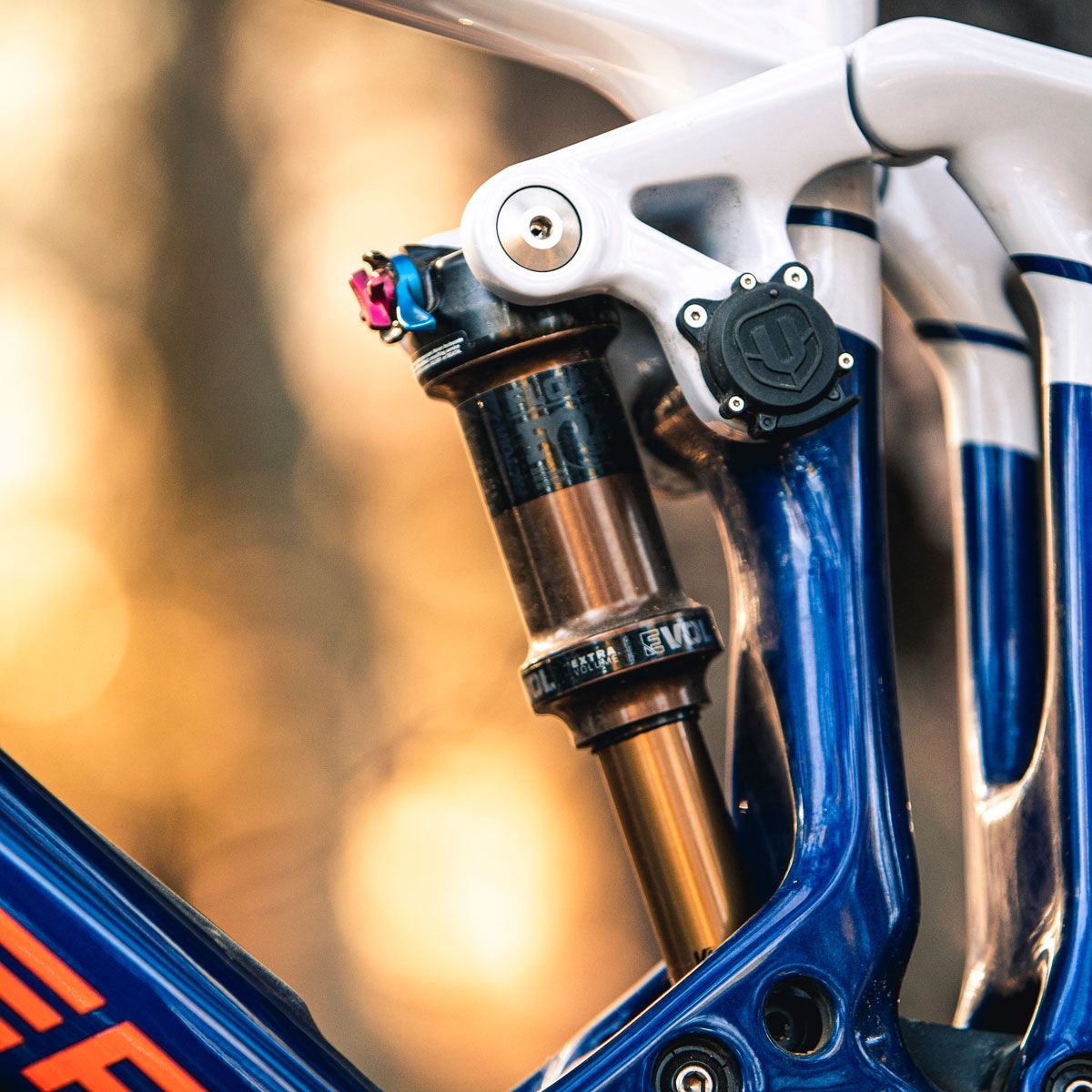 Mondraker MIND.Máximo control sobre tus suspensiones detalle trasero accion Mondraker MIND.Máximo control sobre tus suspensiones detalle trasero accion