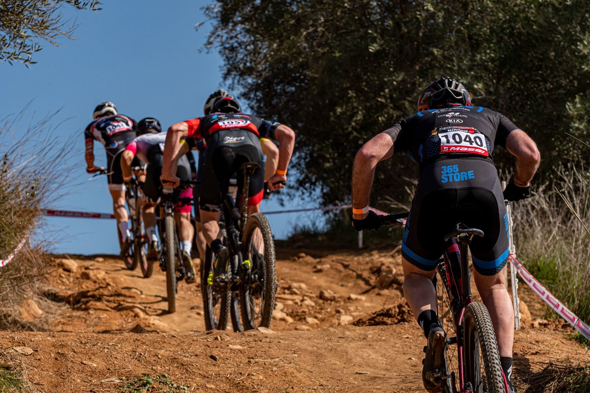 Super Cup Banyoles KMC Orbea y Trek dominan mujeres accion