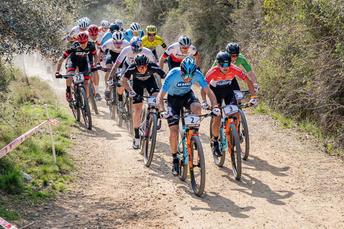 Super Cup Banyoles KMC Orbea y Trek dominan hombrtes accion