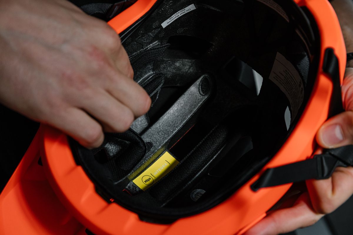 POC presenta su nuevo casco Kortal Race MIPS y las nuevas gafas Devour detalle