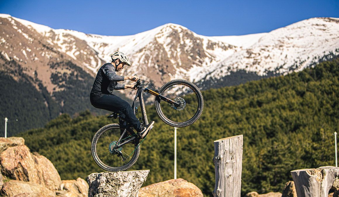 Toni Bou ficha por Specialized