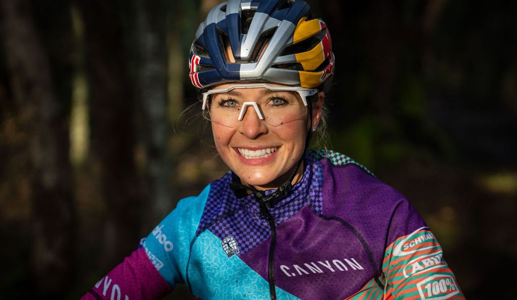 Abus, el nuevo casco de Emily Batty y Laurie Arseneault