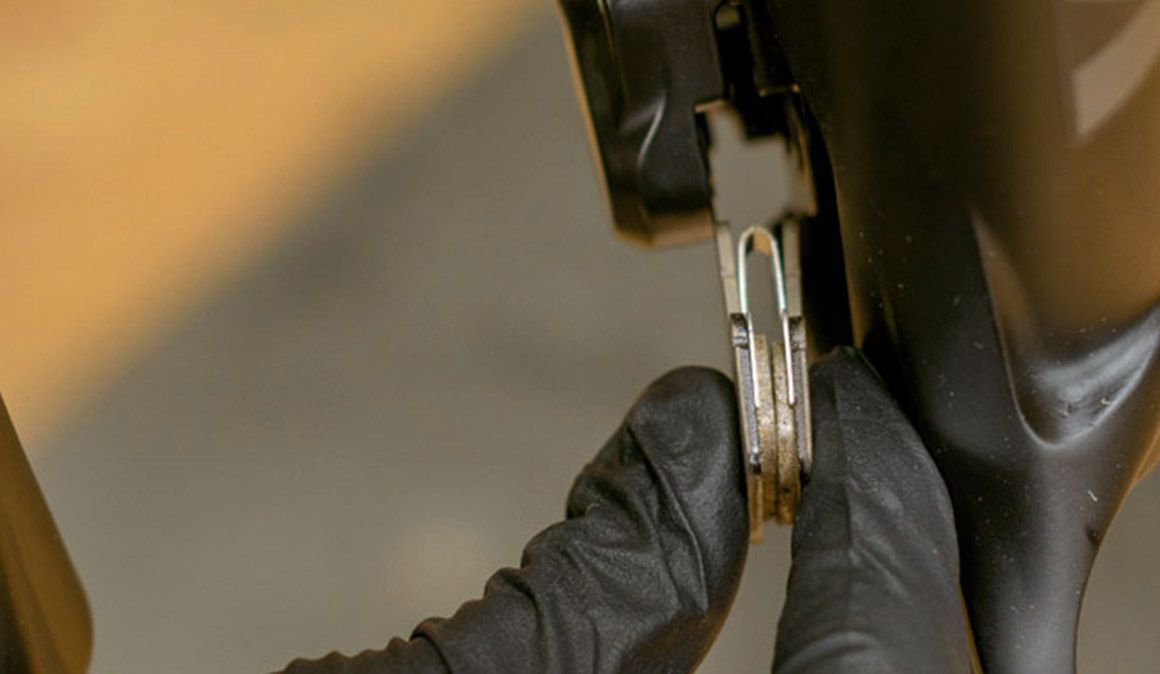 Un paso importante al cambiar pastillas de freno a la bici