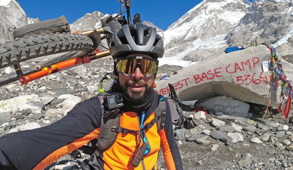 Al Campo base del Everest en bici y en invierno. La aventura de Omar di Felice