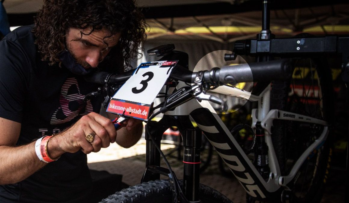 Pulsador para tija telescópica integrado en el puño en la bici de Nino Schurter el Albstadt