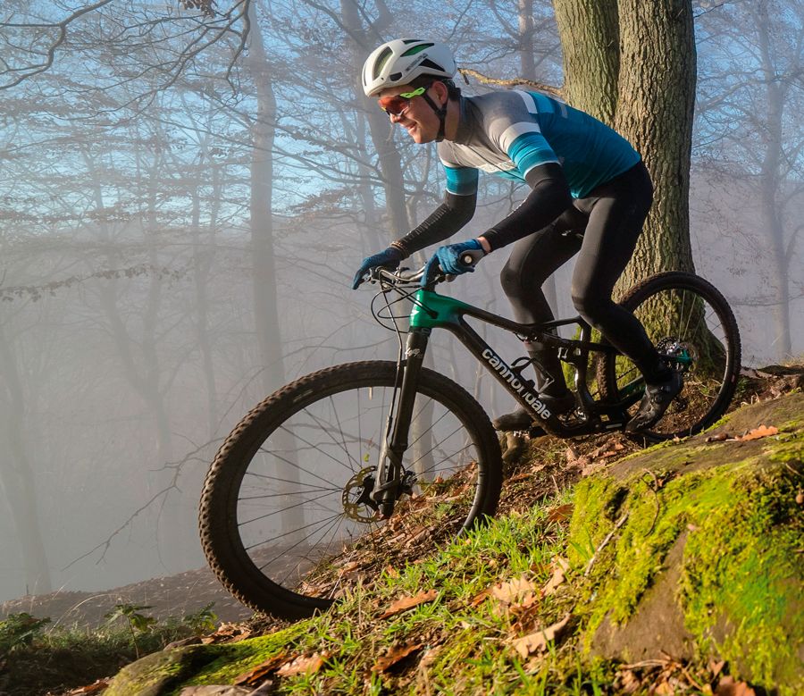 Bajando hacia el fondo del valle, la Cannondale muestra su carácter robusto a altas velocidades. La Scott sigue de cerca a la estadounidense gracias a su manejo juguetón aunque los años no pasan en vano para nadie. Bajando hacia el fondo del valle, la Cannondale muestra su carácter robusto a altas velocidades. La Scott sigue de cerca a la estadounidense gracias a su manejo juguetón aunque los años no pasan en vano para nadie.