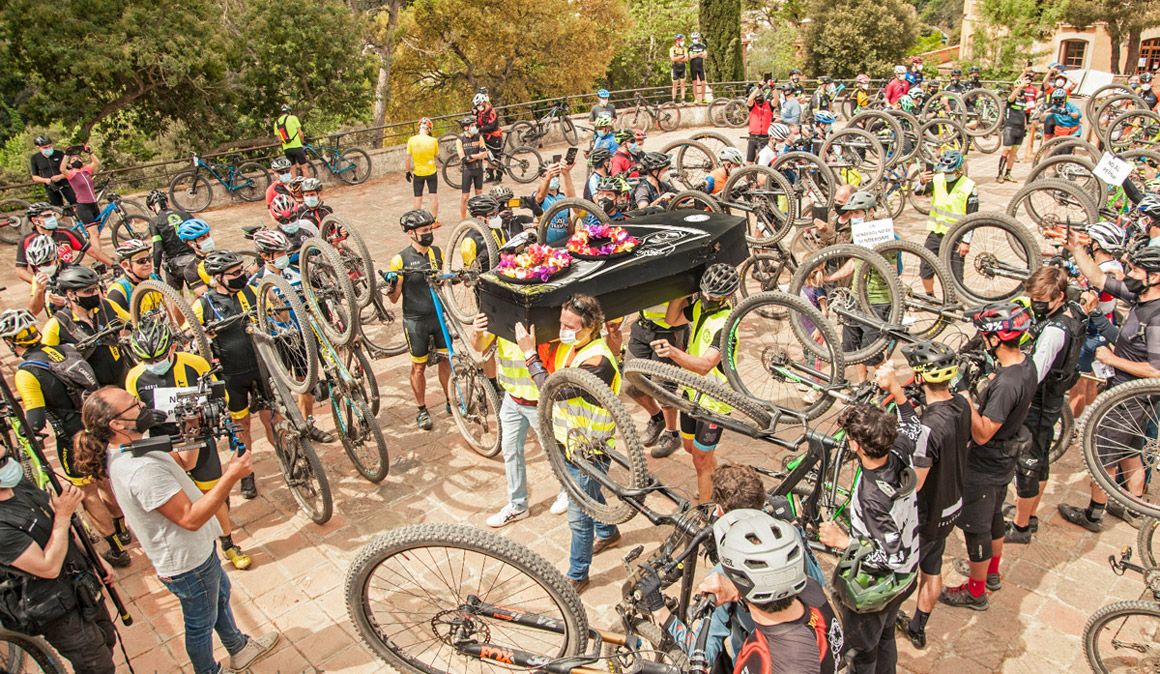 Concentración el pasado mayo de ciclistas frente al edificio administrativo del Consorcio del Parque Natural de Collserola, donde se celebró un entierro simbólico de la bicicleta.
