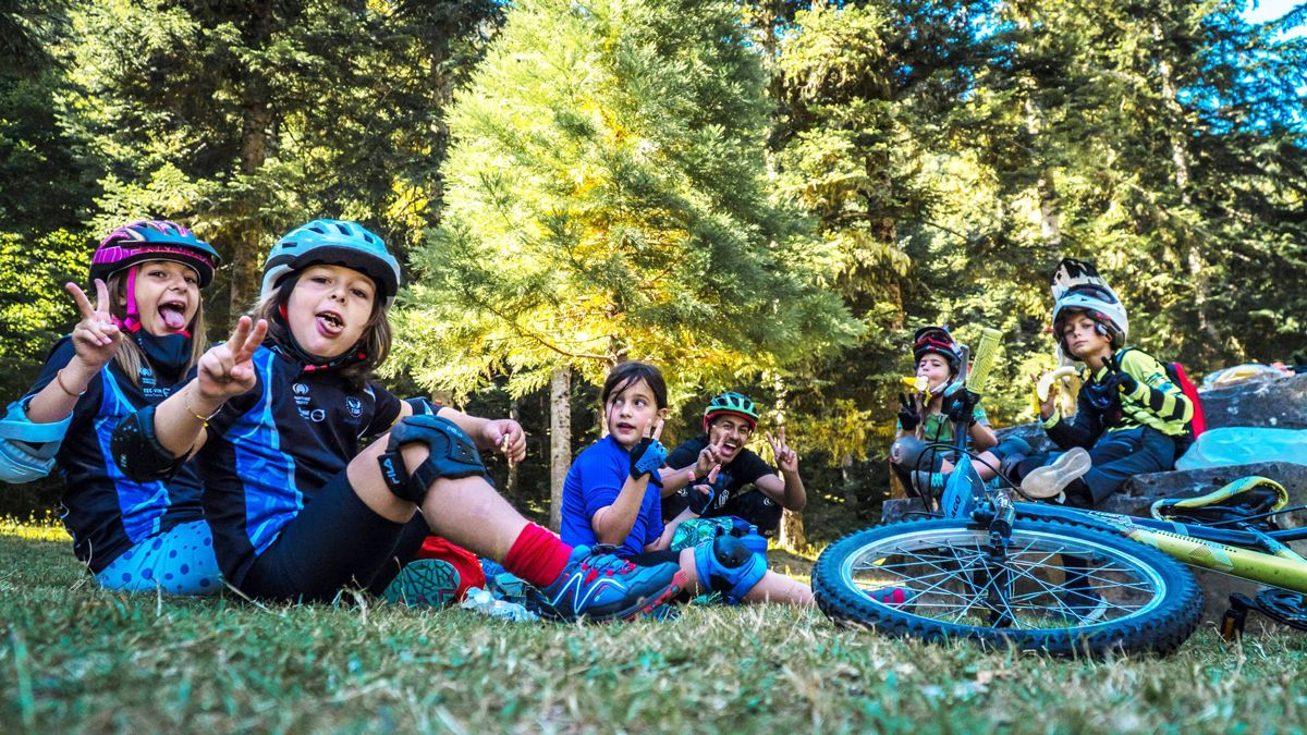 Los niños también lo pasan en grande a la vez que aprenden en el mtb camp valle de aran