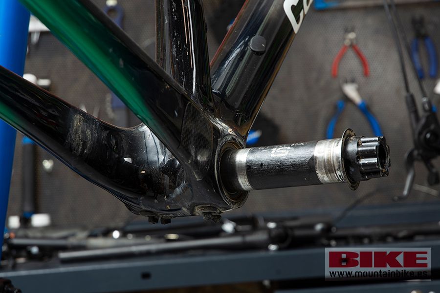 Potencia/manillar Cannondale: combinación de aluminio y carbono. Sin crujidos ni inconvenientes en toda la prueba. Potencia/manillar Cannondale: combinación de aluminio y carbono. Sin crujidos ni inconvenientes en toda la prueba.