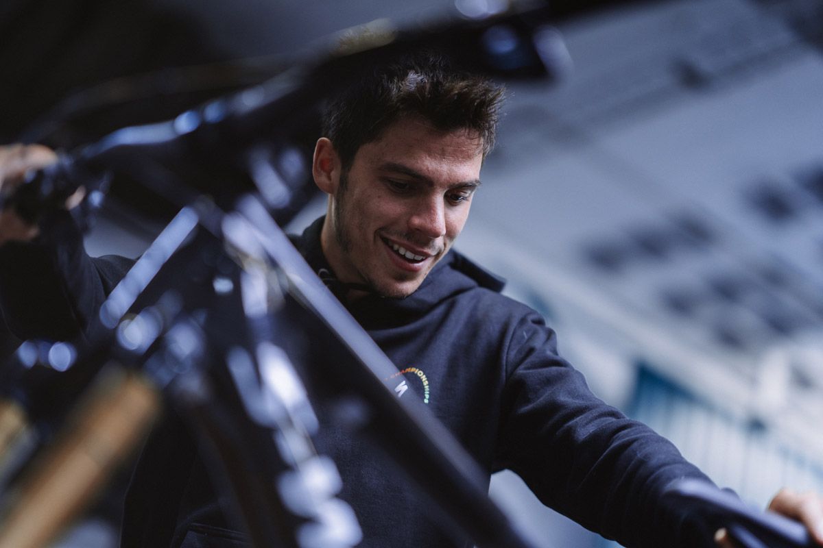 Vídeo. Joan Mir con la Specialized S Works Kenevo SL (2)