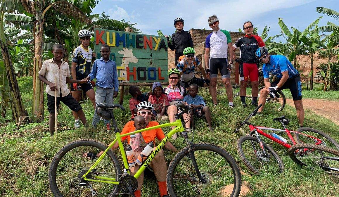Vive la aventura del mountain bike en un viaje solidario a Uganda