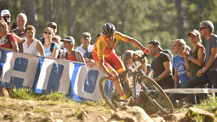 Nino Schurter y Kate Courtney, nuevos campeones del Mundial de XCO