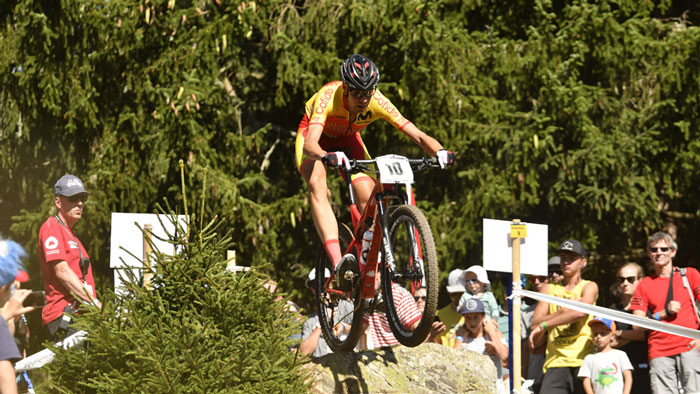 Nino Schurter y Kate Courtney, nuevos campeones del Mundial de XCO