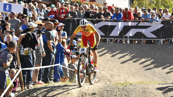 Nino Schurter y Kate Courtney, nuevos campeones del Mundial de XCO
