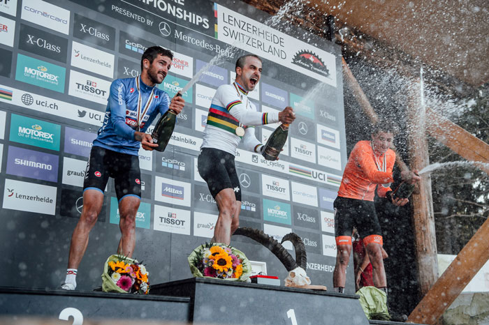 Nino Schurter y Kate Courtney, nuevos campeones del Mundial de XCO