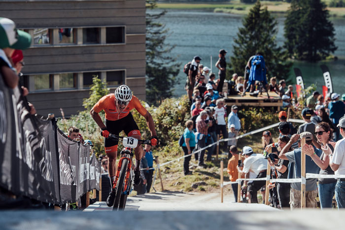 Nino Schurter y Kate Courtney, nuevos campeones del Mundial de XCO