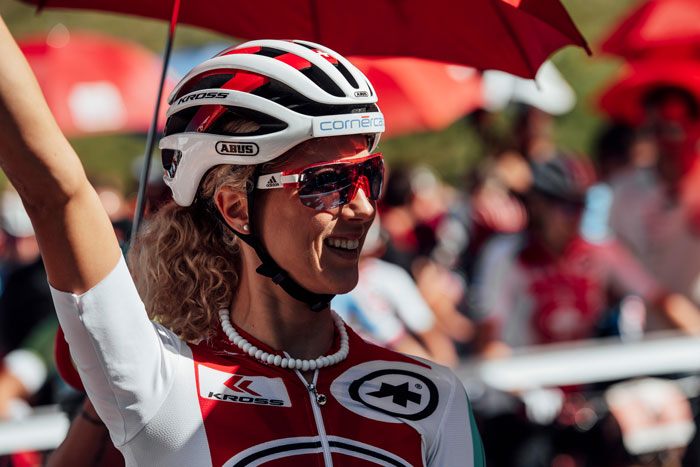 Nino Schurter y Kate Courtney, nuevos campeones del Mundial de XCO