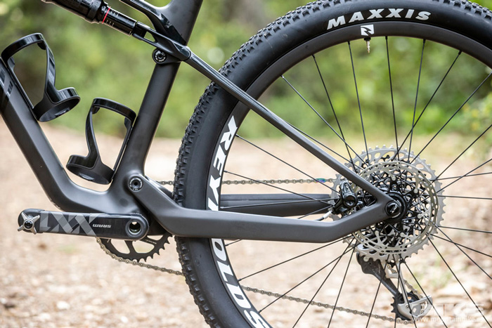 ¿Piezas de metal y carbono? Canyon lo pone en marcha en su nueva Lux