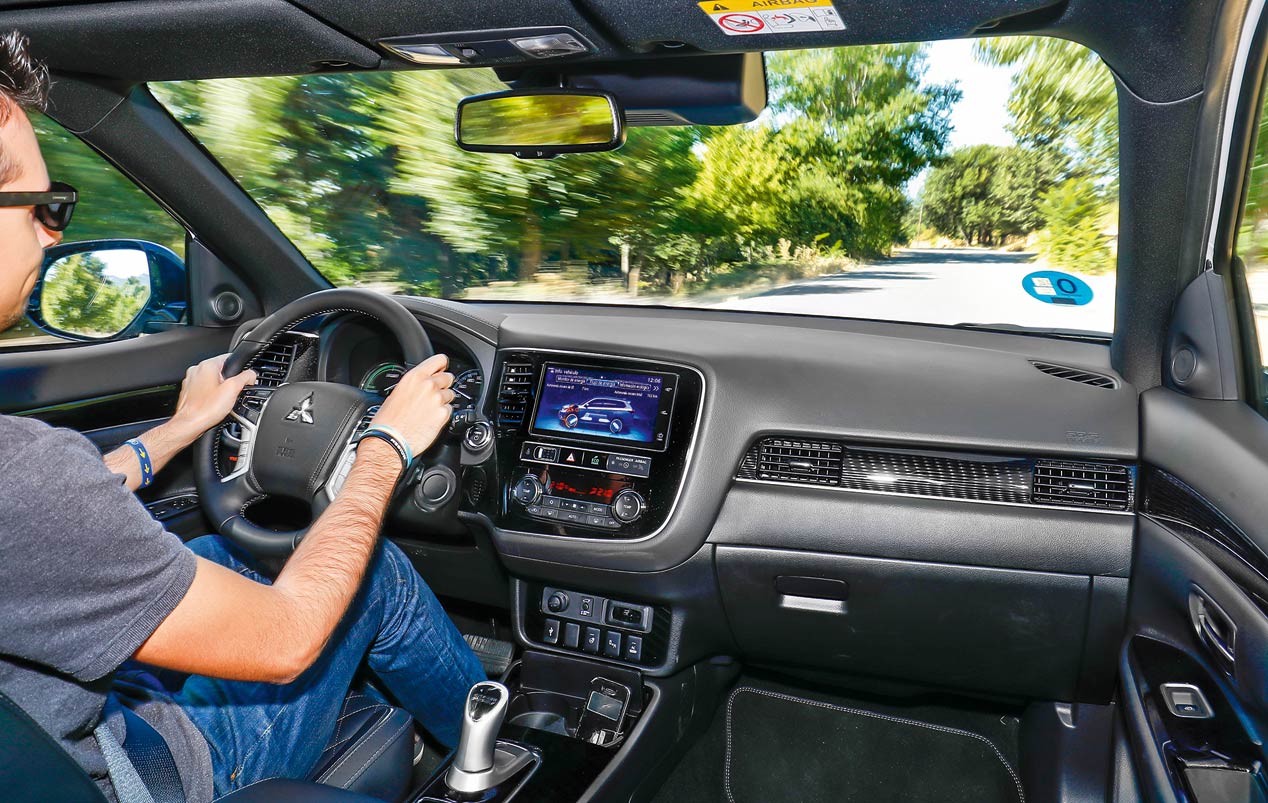Llega el coche de los e-bikers: Mitsubishi Outlander PHEV