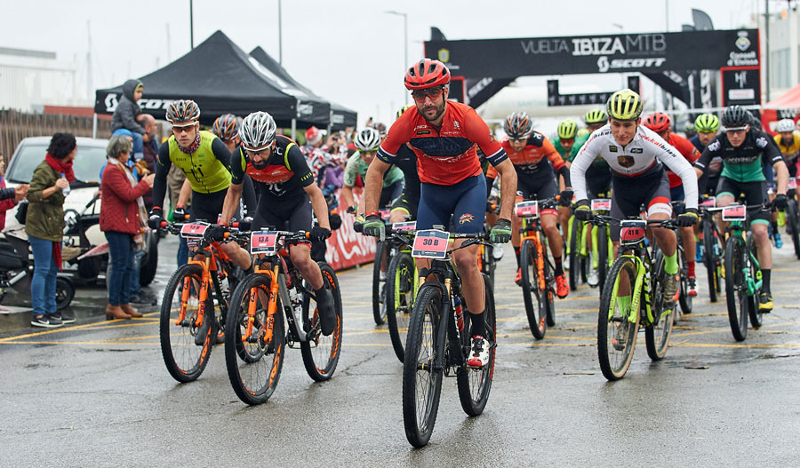 Vuelta a Ibiza MTB: Barro, lluvia y viento hacen una edición histórica 