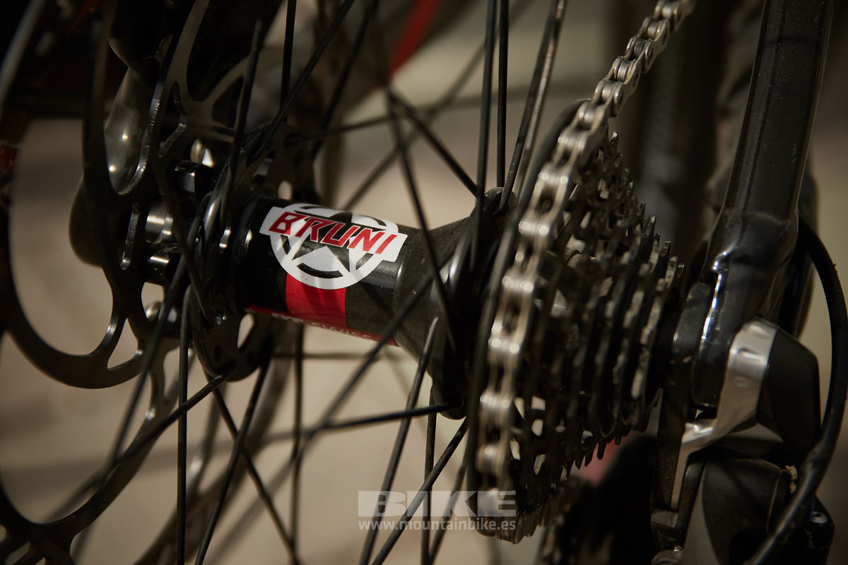¿Has visto lo que lleva Bruni en el pedalier de su Specialized?