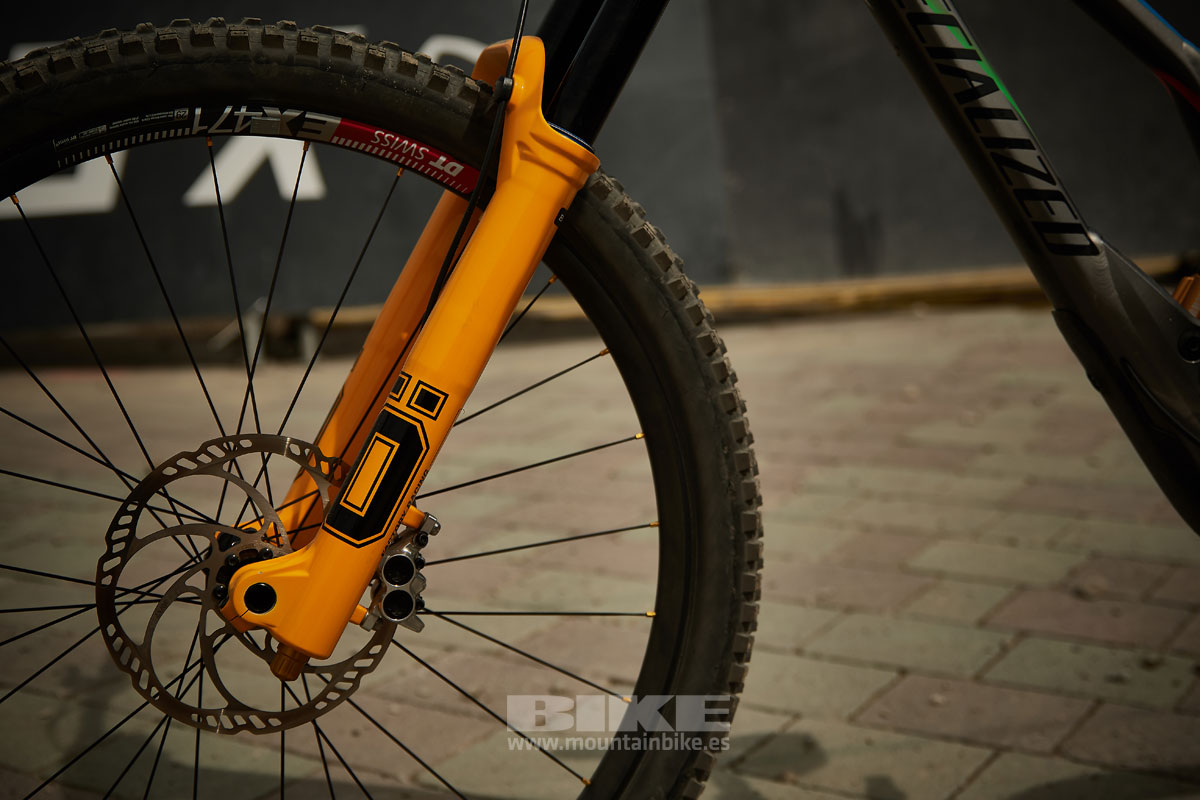 ¿Has visto lo que lleva Bruni en el pedalier de su Specialized?
