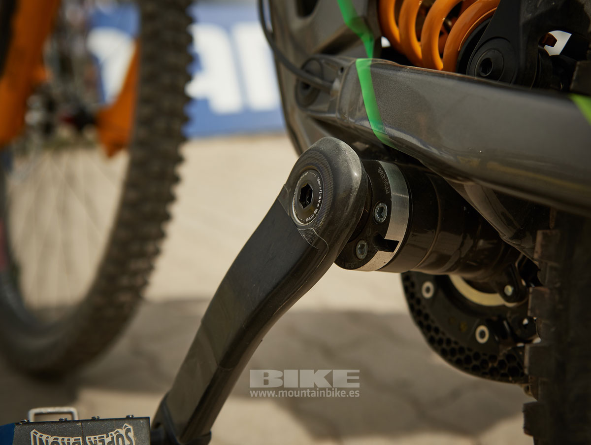 ¿Has visto lo que lleva Bruni en el pedalier de su Specialized?