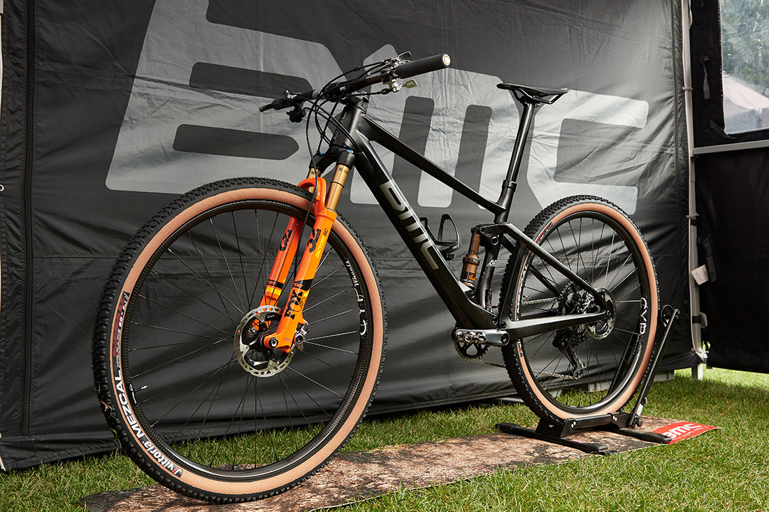 Ella baja sola: Tija BMC Autodrop