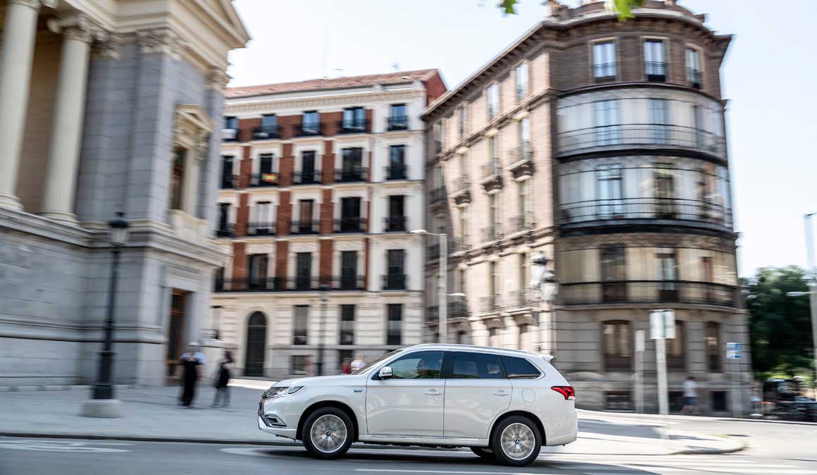 Si respetas la naturaleza, el Mitsubishi Outlander PHEV es la respuesta